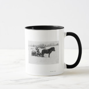 Tasse Enfants sur la photographie de traîneau dessinée