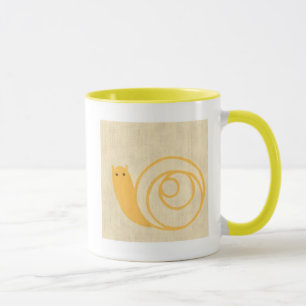 Tasse Escargot jaune sur l'arrière - plan crème