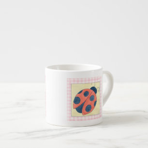 Tasse Expresso Atterrissage de trio de coccinelle sur des fleurs