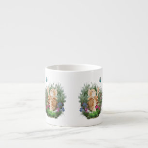 Tasse Expresso Chaton gingembre jouant avec un papillon