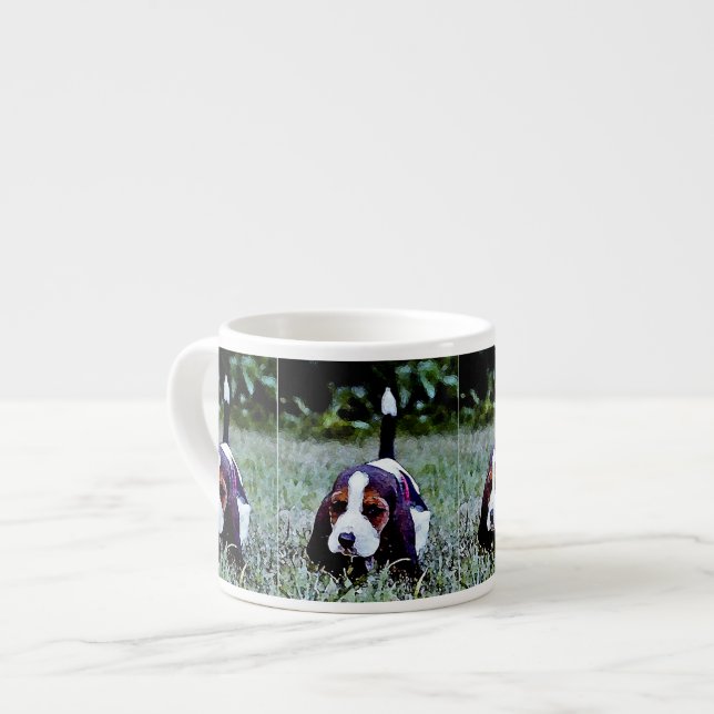 Tasse Expresso Chiot de basset marchant - blanc Brown noir (Devant gauche)