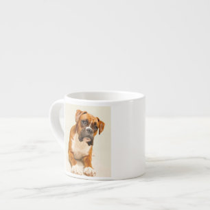 Tasse Expresso Chiot de boxeur sur le contexte crème en ivoire