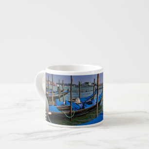 Tasse Expresso Eau du Grand Canal avec des bateaux gondalo aligné
