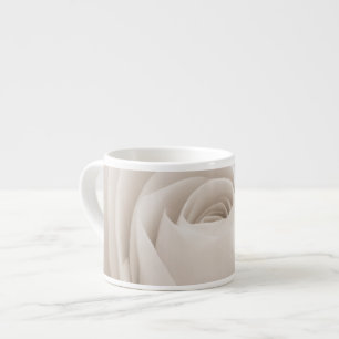 Tasse Expresso Fermez-vous des pétales de rose blancs