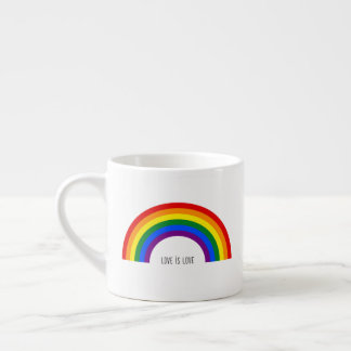 Tasse Expresso Fierté gay arc-en-ciel. L'amour est l'amour.