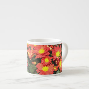 Tasse Expresso Fleurs de marguerite de couleur orange. Chrysanthè
