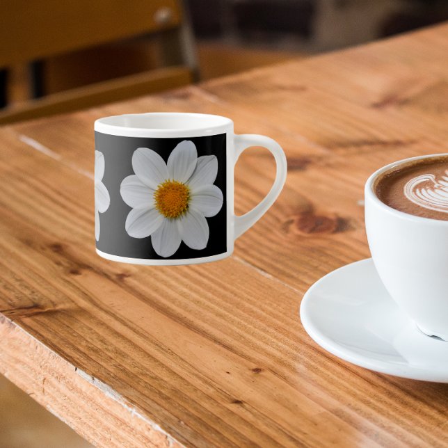 Tasse Expresso Modèle floral dahlia blanc sur noir (In Situ)