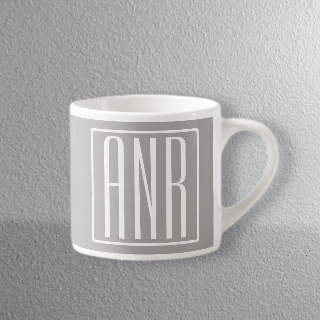 Tasse Expresso Monogramme initial | Blanc sur gris clair (Créateur téléchargé)