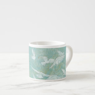 Tasse Expresso Oiseaux blancs volant par le ciel bleu