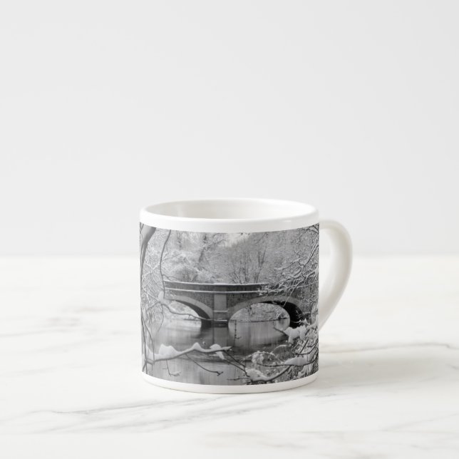 Tasse Expresso Pont de voûte au-dessus de rivière congelée en (Devant droit)