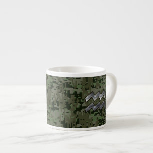 Tasse Expresso Symbole Zodiaque Aquarius sur camo numérique vert 