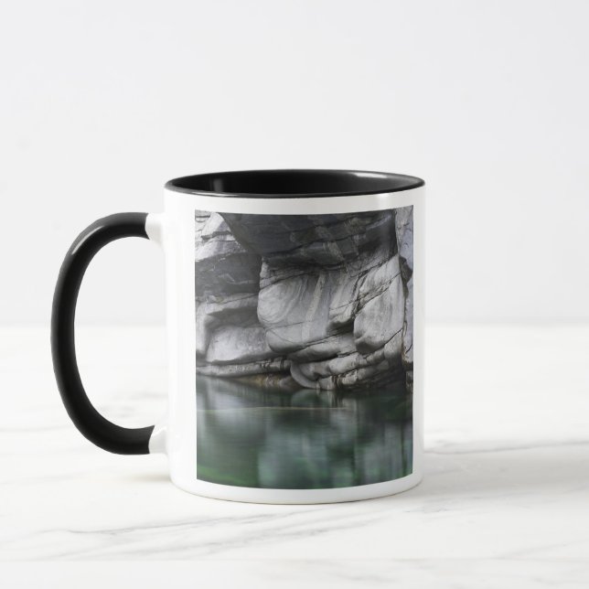 Tasse Falaise arrondie de roche par la rivière de (Gauche)