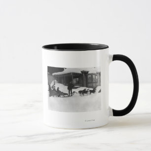 Tasse Famille voyageant par le traîneau de chien en