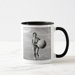 Tasse Femme avec du ballon de plage