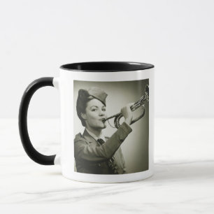 Tasse Femme dans l'uniforme de soldat