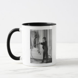 Tasse Femme habillée comme homme avec la bicyclette