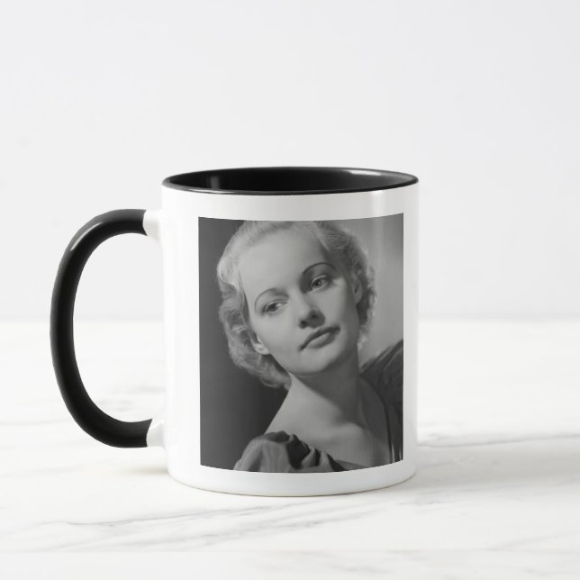 Tasse Femme posant 2 (Gauche)