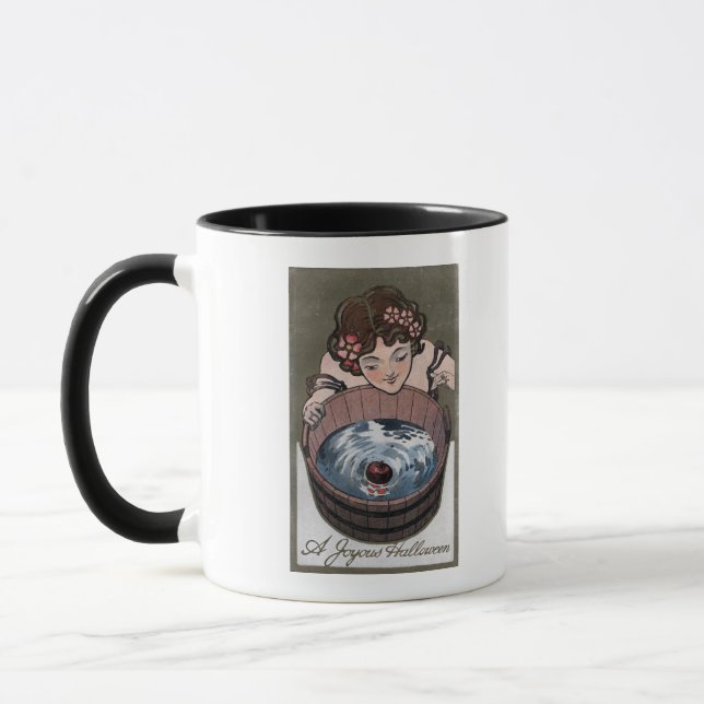 Tasse Femme regardant dans le tonneau de bois (Gauche)