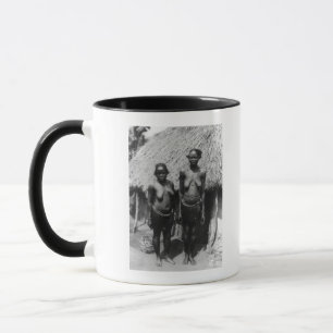 Tasse Femmes de Nubian se tenant devant la hutte