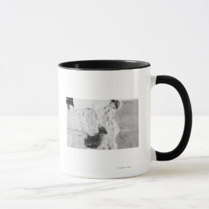 Tasse Fille Jouer avec Bear Cub dans Seward 2