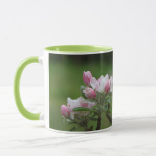 Tasse fleur de pommier et feuilles vertes