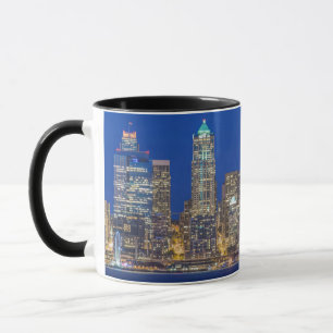 Tasse Front de mer et skyline du centre-ville au crépusc