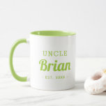 Tasse für personalisierte Onkel<br><div class="desc">Modernes, minimalistisches Typografie-Design, personalisiert mit dem Namen des Onkels und etablierten Datum oder jedem anderen benutzerdefinierten Text. Perfekter, maßgeschneiderter Sake für neue Tanten, Onkel oder andere Familienmitglieder, um Sie zu verkünden! Klicken Sie auf Anpassen, um Schriftart und Farben zu ändern und eigene Texte und Fotos hinzuzufügen. Fügen Sie einen anderen...</div>