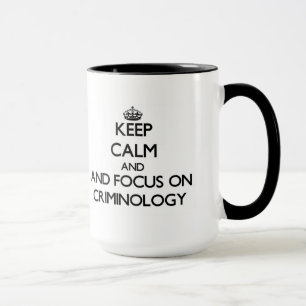 Tasse Gardez le calme et le foyer sur la criminologie