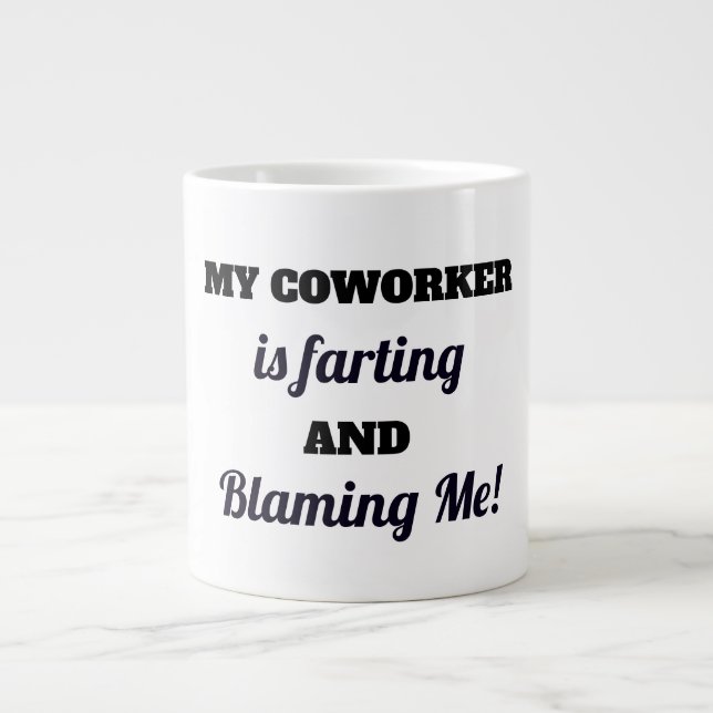 Tasse Géante Amusant Coworker Farting Coffee Mug (Devant)