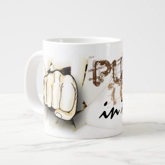 Tasse Géante Café. Poinçon aujourd'hui dans le visage