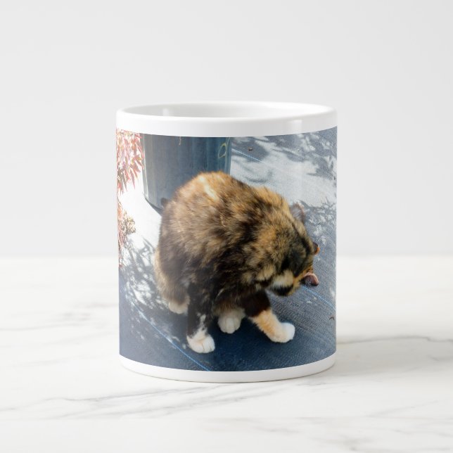 Tasse Géante chat de calicot léchant les jambes de derrière (Devant)