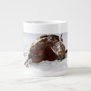 Tasse Géante Cheval appréciant un petit pain dans la neige