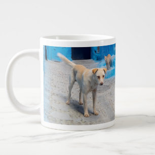 Tasse Géante Chien dans la ville bleue