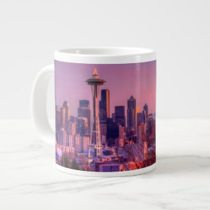 Tasse Géante Coucher du soleil derrière l'horizon de Seattle d