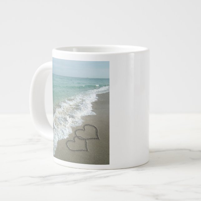 Tasse Géante Deux Coeurs de sable sur la plage, Océan romantiqu (Devant gauche)