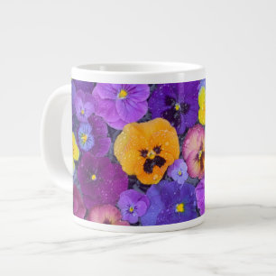 Tasse Géante Fleurs de pensée flottant dans un bain d'oiseaux a