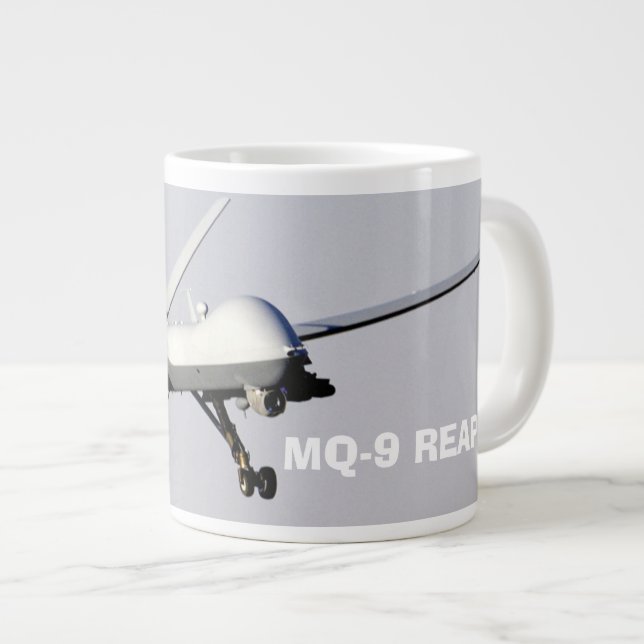 Tasse Géante La Faucheuse de l'Atomics général MQ-9 (Devant droit)