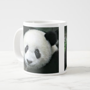 Tasse Géante Panda géant dans une prairie verte paisible
