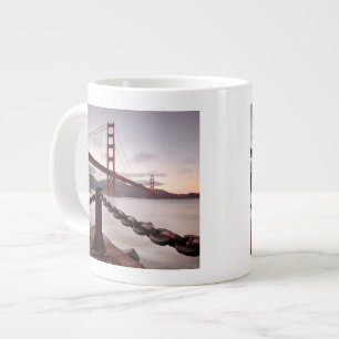Tasse Géante Pont du Golden Gate contre les montagnes