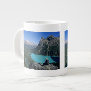 Tasse Géante Randonneur surplombant le lac de couleur turquoise