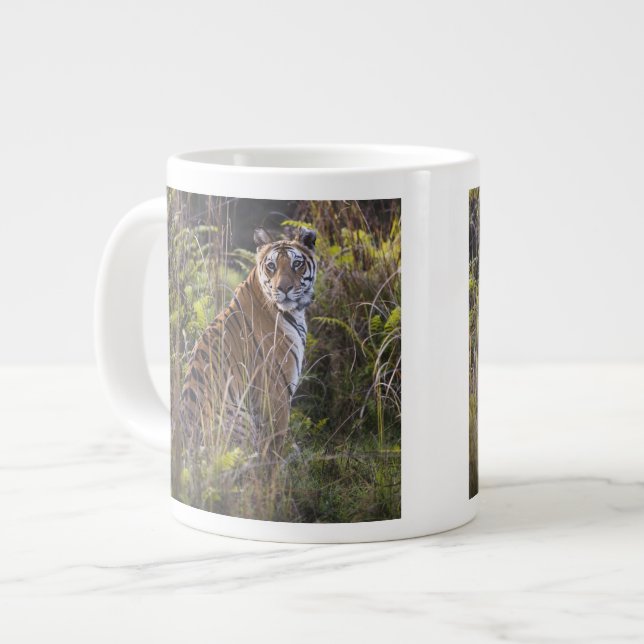 Tasse Géante Tigresse du Bengale dans l'herbe haute, en essayan (Devant gauche)