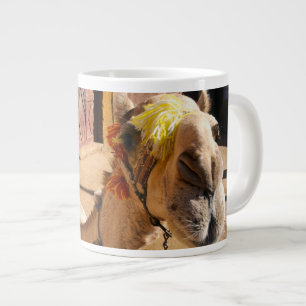 Tasse Géante Un chameau convivial attend son prochain coureur, 