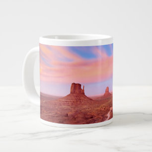 Tasse Géante Vents violents au-dessus de vallée de désert