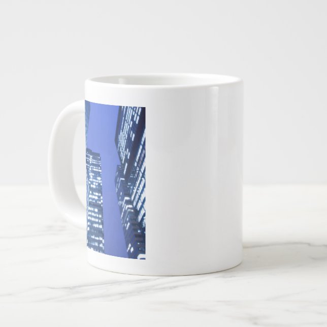 Tasse Géante Vue ascendante Defocused des fenêtres d'immeuble (Devant gauche)