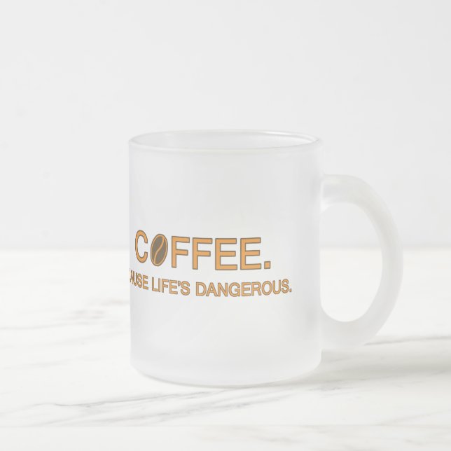 Tasse Givré Café. Cause la vie dangereuse, amoureux de l'humou (Droit)