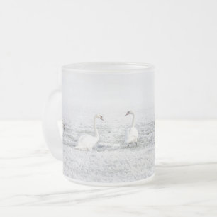 Tasse Givré Cygnes blancs dans la neige hivernale