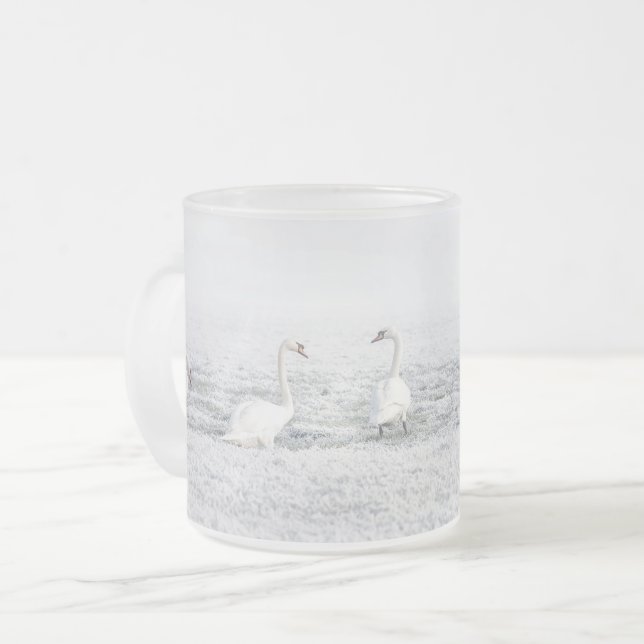 Tasse Givré Cygnes blancs dans la neige hivernale (Devant gauche)