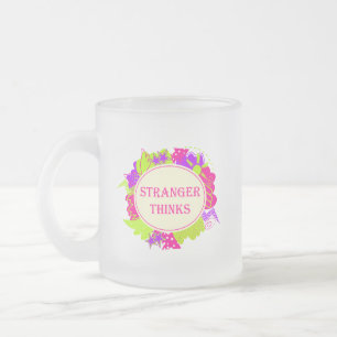 Tasse Givré Étranger pense citation dans le style d'une émissi