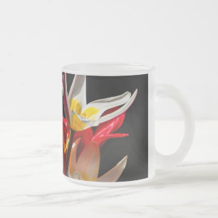 Tasse Givré Fleurs de tulipe contre arrière - plan noir