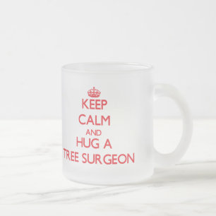 Tasse Givré Gardez le calme et étreignez un chirurgien d'arbr
